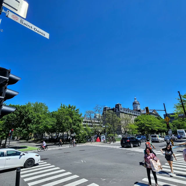 Journée parfaite pour se promener sur la belle rue St-Denis ☀️